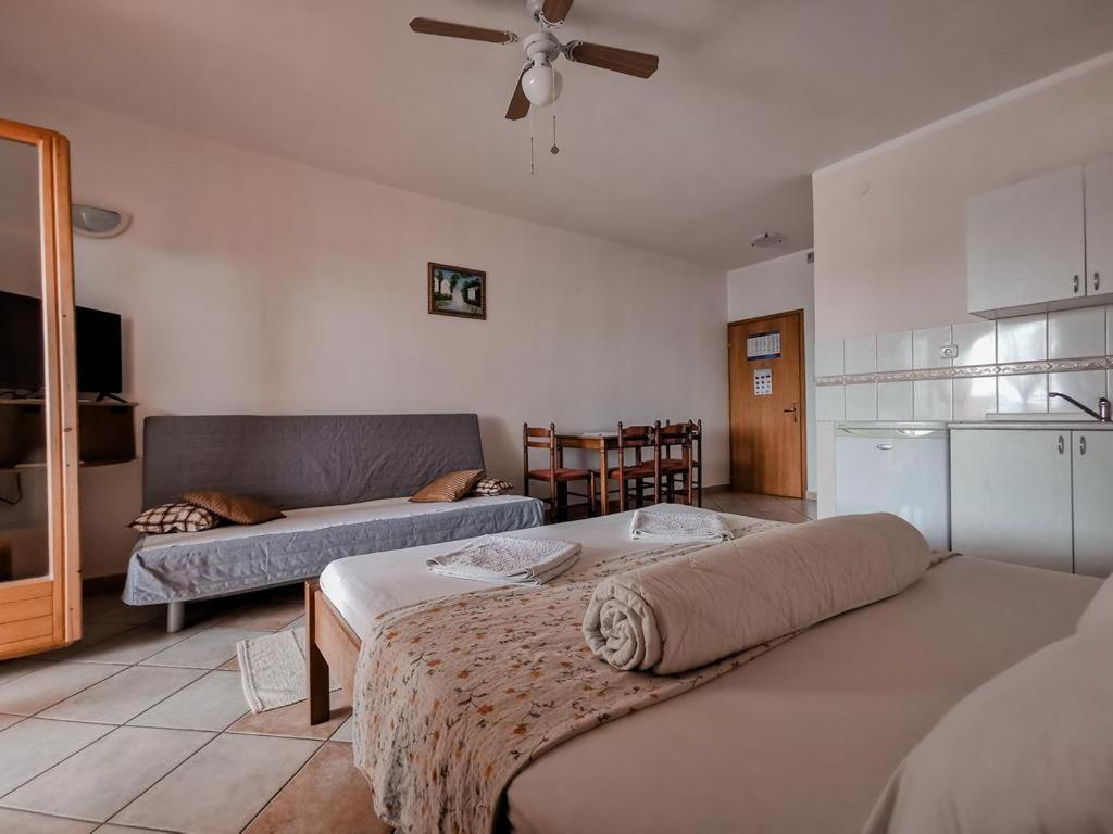Apartments Rukelj Karlobag Zewnętrze zdjęcie
